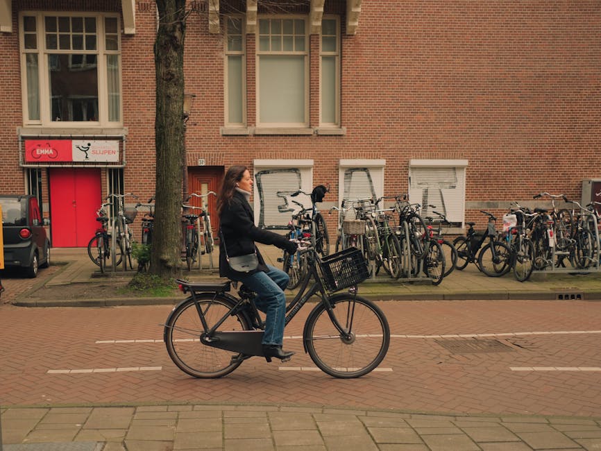 Road Cycling Guide for Building Confidence in Traffic and Group Rides with a Focus on Versatility for City Streets