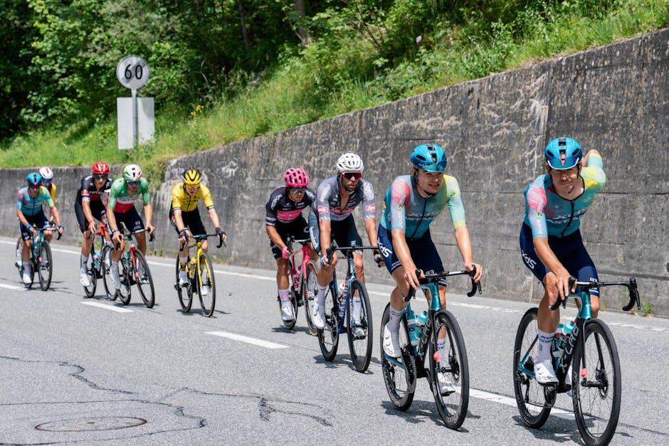 Road Cycling Guide for Building Confidence in Traffic and Group Rides: A Versatile Approach for New Cyclists Road Cycling Guide for Building Confidence in Traffic and Group Rides: A Versatile Approach for New Cyclists